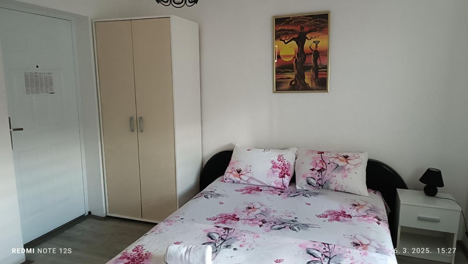 Happy Star Apartment Ni Екстериор снимка