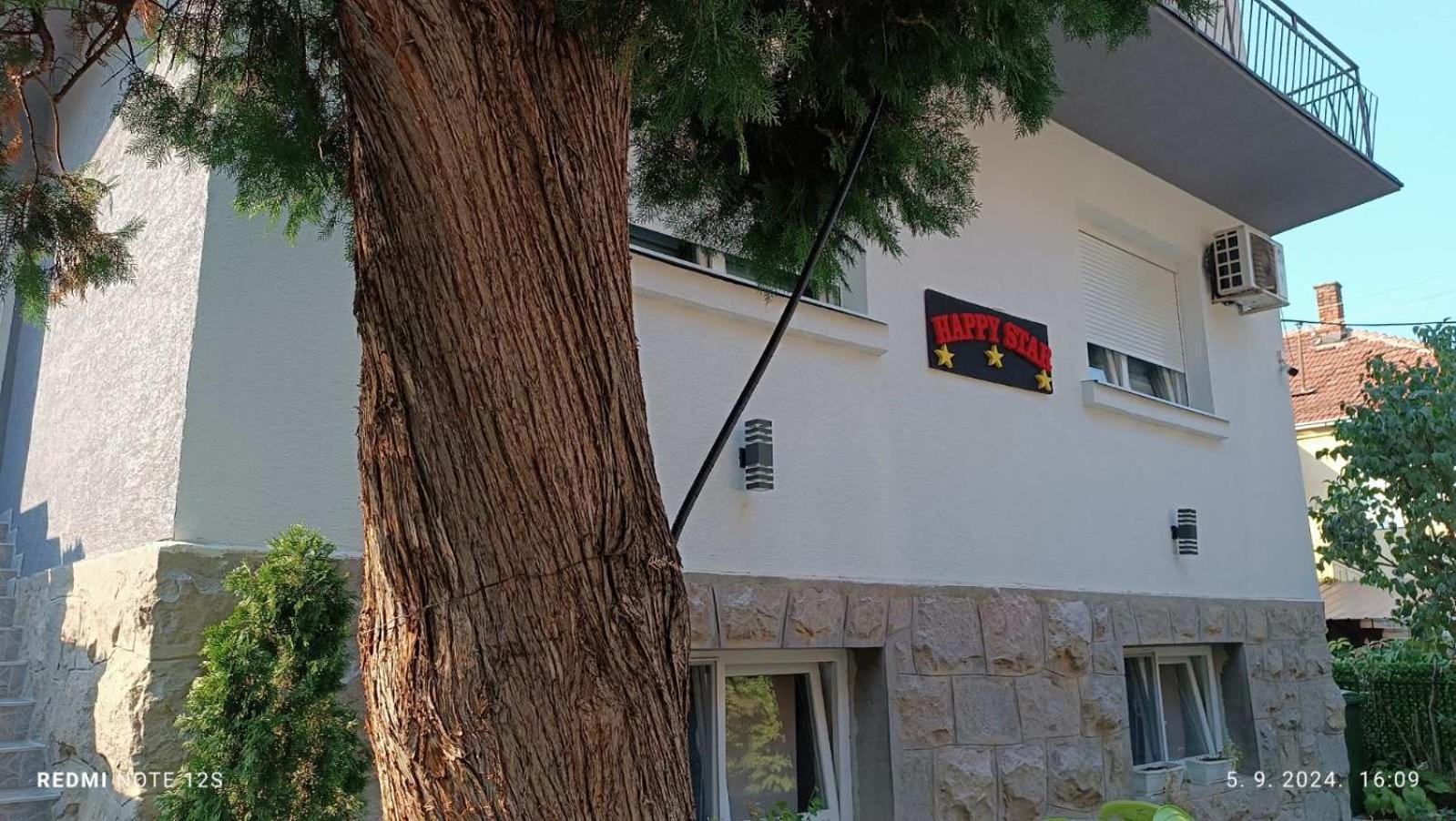 Happy Star Apartment Ni Екстериор снимка